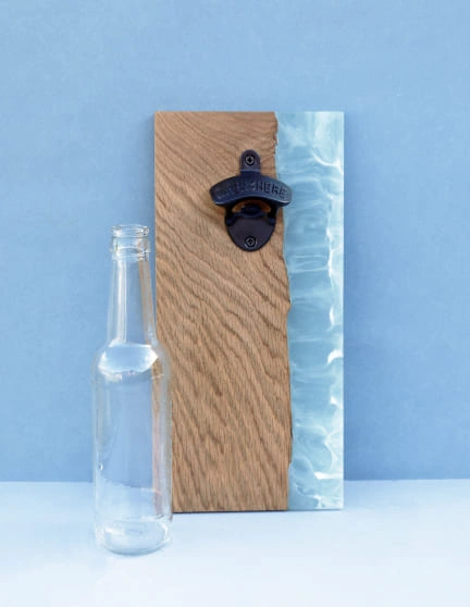 décapsuleur mural bois résine bleu volutes